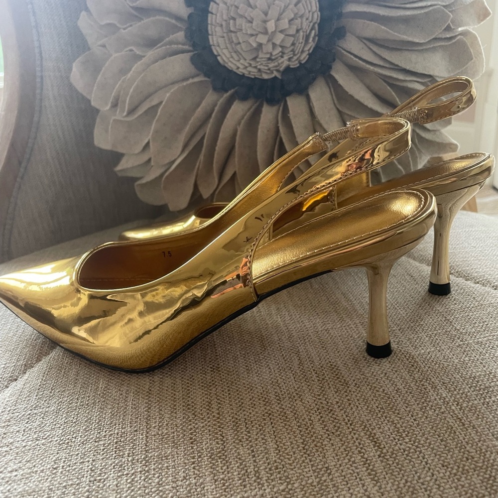 Brand new metallic gold heels!